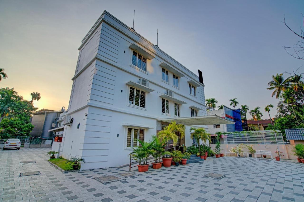 Vaccinated Staff- Capital O 74715 Phoenix Holidays Hotel Kochi Luaran gambar