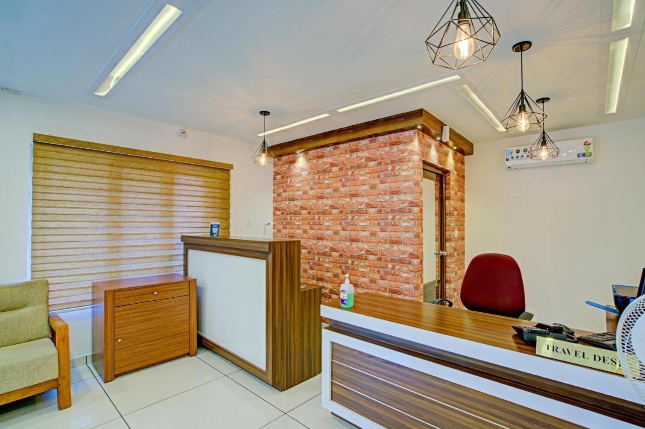 Vaccinated Staff- Capital O 74715 Phoenix Holidays Hotel Kochi Luaran gambar